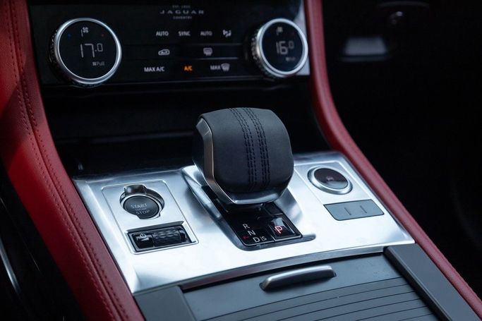 Подержанный Jaguar F-Pace I Рестайлинг, 2.0 л, 2021 в Дубае от Linda Cars Серебристый цвет. GCC | AUTO.AE