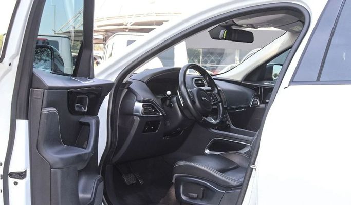 Подержанный Jaguar F-Pace I, 2.0 л, 2018 в Дубае от Segrex Auto Белый цвет. Европейская | AUTO.AE