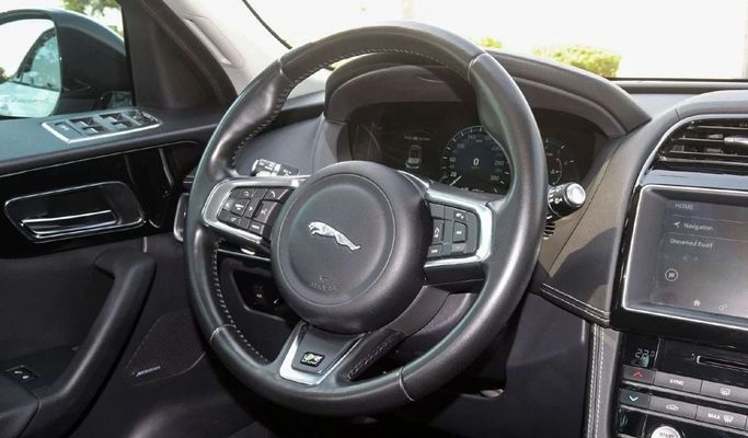 Подержанный Jaguar F-Pace I, 2.0 л, 2018 в Дубае от Segrex Auto Белый цвет. Европейская | AUTO.AE