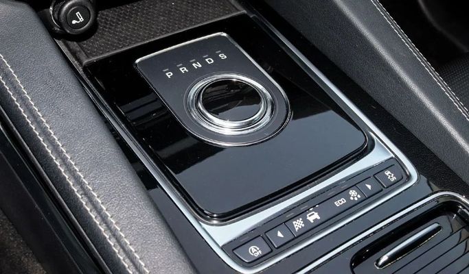 Подержанный Jaguar F-Pace I, 2.0 л, 2018 в Дубае от Segrex Auto Белый цвет. Европейская | AUTO.AE