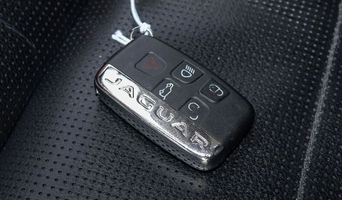 Подержанный Jaguar F-Pace I, 2.0 л, 2018 в Дубае от Segrex Auto Белый цвет. Европейская | AUTO.AE