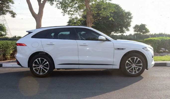 Подержанный Jaguar F-Pace I, 2.0 л, 2018 в Дубае от Segrex Auto Белый цвет. Европейская | AUTO.AE