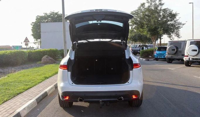 Подержанный Jaguar F-Pace I, 2.0 л, 2018 в Дубае от Segrex Auto Белый цвет. Европейская | AUTO.AE