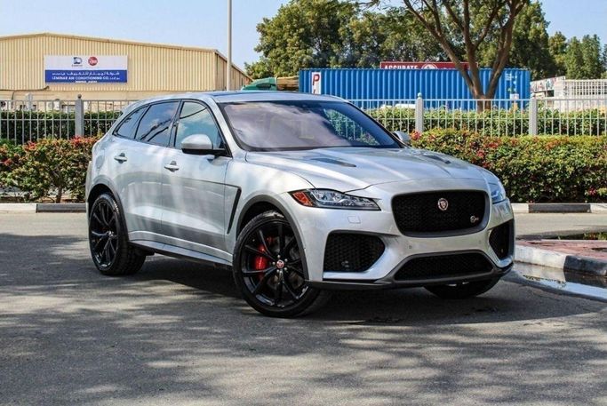 Подержанный Jaguar F-Pace SVR I, 5.0 л, 2019 в Дубае от Al Hakim Motors Серебристый цвет. GCC | AUTO.AE