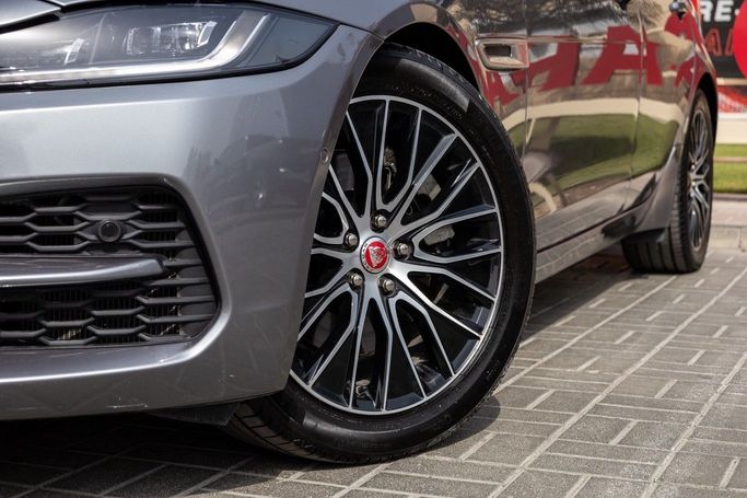 Подержанный Jaguar XE L I Рестайлинг, 2.0 л, 2020 в Дубае от Linda Cars Серый цвет. GCC | AUTO.AE