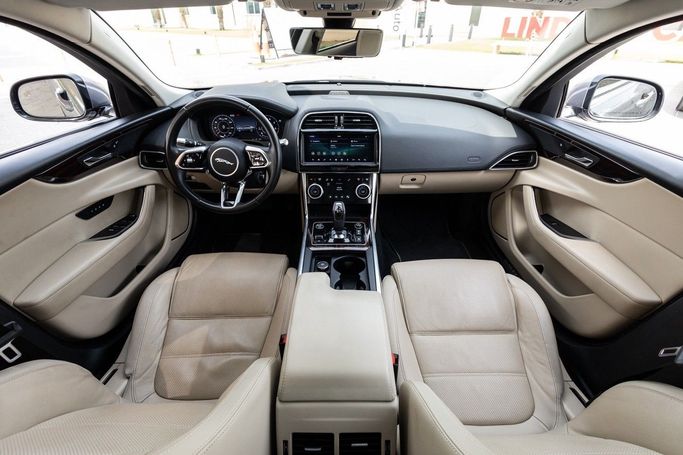 Подержанный Jaguar XE L I Рестайлинг, 2.0 л, 2020 в Дубае от Linda Cars Серый цвет. GCC | AUTO.AE
