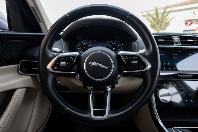 Подержанный Jaguar XE L I Рестайлинг, 2.0 л, 2020 в Дубае от Linda Cars Серый цвет. GCC | AUTO.AE