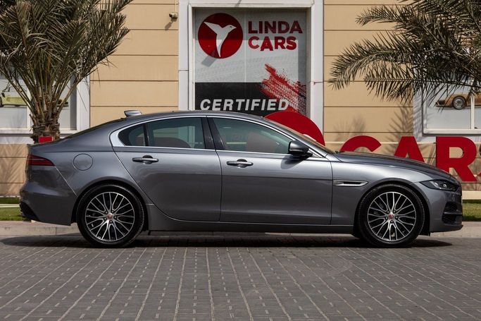 Подержанный Jaguar XE L I Рестайлинг, 2.0 л, 2020 в Дубае от Linda Cars Серый цвет. GCC | AUTO.AE