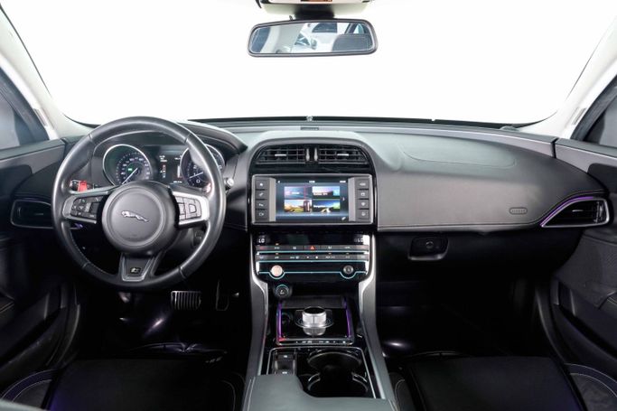 Подержанный Jaguar XE I, 2.0 л, 2016 в Дубае от The Car Superstore Серый цвет. GCC | AUTO.AE