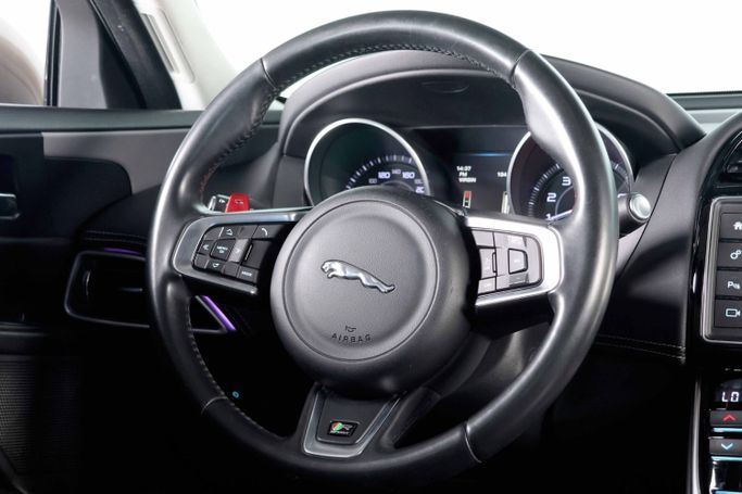 Подержанный Jaguar XE I, 2.0 л, 2016 в Дубае от The Car Superstore Серый цвет. GCC | AUTO.AE