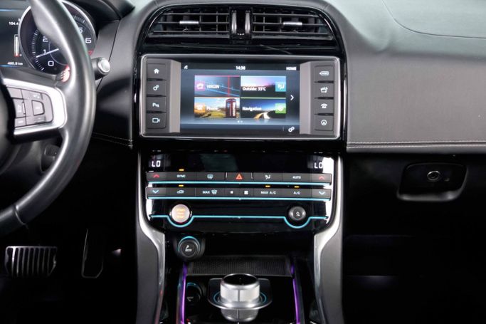 Подержанный Jaguar XE I, 2.0 л, 2016 в Дубае от The Car Superstore Серый цвет. GCC | AUTO.AE