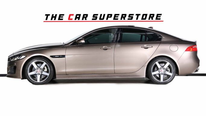 Подержанный Jaguar XE I, 2.0 л, 2016 в Дубае от The Car Superstore Серый цвет. GCC | AUTO.AE