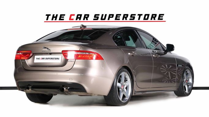 Подержанный Jaguar XE I, 2.0 л, 2016 в Дубае от The Car Superstore Серый цвет. GCC | AUTO.AE