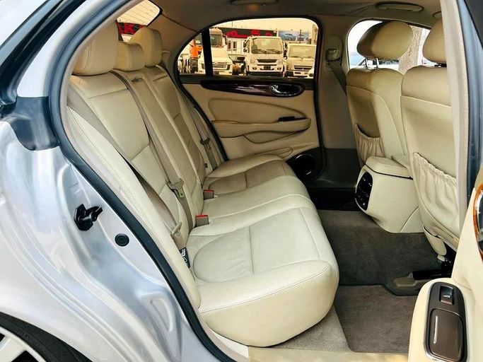 Подержанный Jaguar XJ III (X350/X358), 4.2 л, 2004 в Дубае от Mirza Automobile FZE Серебристый цвет. Японская | AUTO.AE