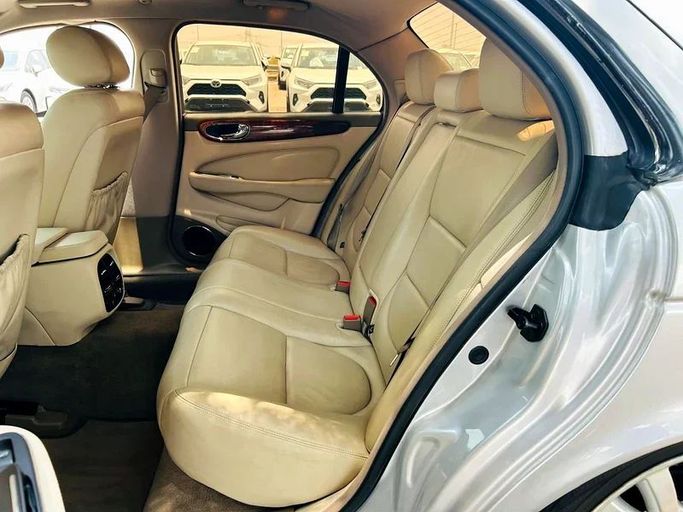 Подержанный Jaguar XJ III (X350/X358), 4.2 л, 2004 в Дубае от Mirza Automobile FZE Серебристый цвет. Японская | AUTO.AE