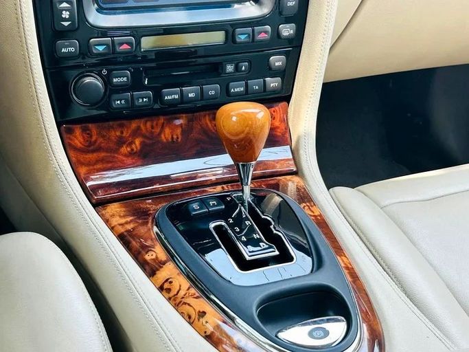 Подержанный Jaguar XJ III (X350/X358), 4.2 л, 2004 в Дубае от Mirza Automobile FZE Серебристый цвет. Японская | AUTO.AE