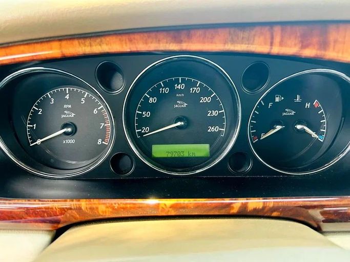 Подержанный Jaguar XJ III (X350/X358), 4.2 л, 2004 в Дубае от Mirza Automobile FZE Серебристый цвет. Японская | AUTO.AE