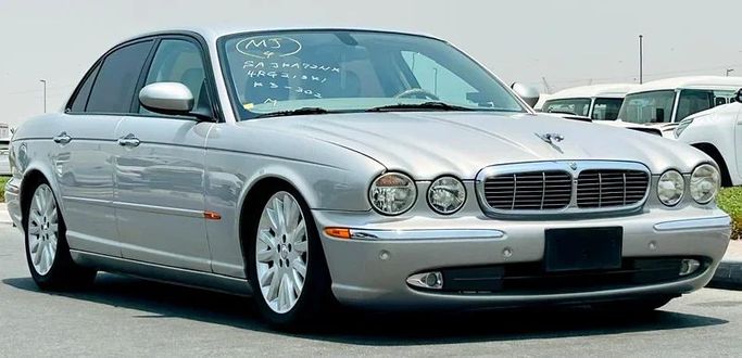 Подержанный Jaguar XJ III (X350/X358), 4.2 л, 2004 в Дубае от Mirza Automobile FZE Серебристый цвет. Японская | AUTO.AE