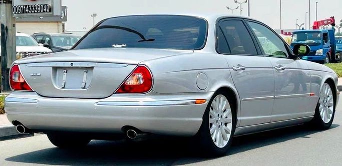 Подержанный Jaguar XJ III (X350/X358), 4.2 л, 2004 в Дубае от Mirza Automobile FZE Серебристый цвет. Японская | AUTO.AE