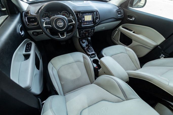 Подержанный Jeep Compass II, 2.4 л, 2018 в Дубае от Linda Cars Серый цвет. GCC | AUTO.AE