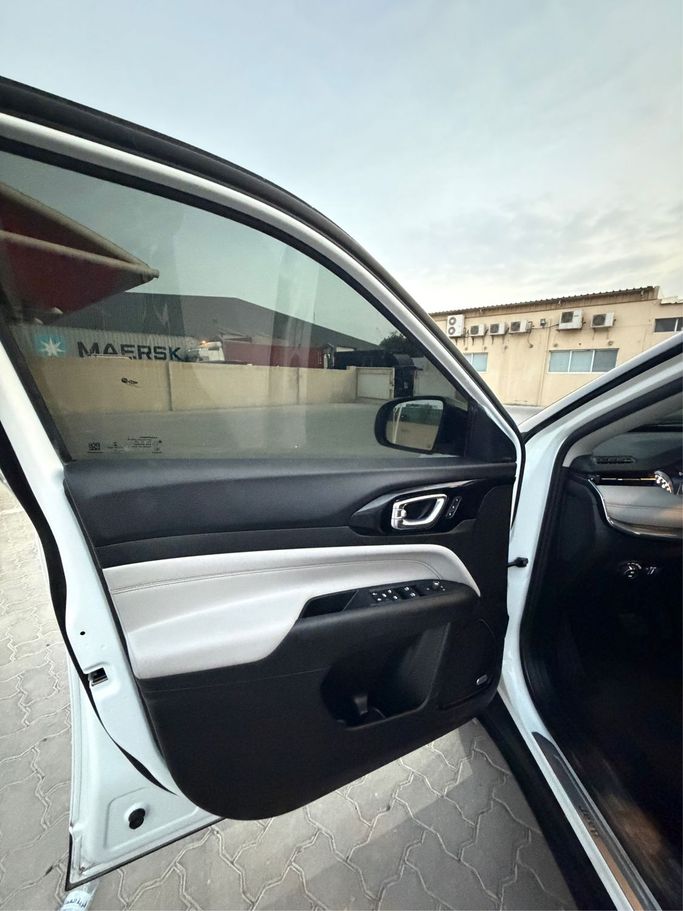 Used Jeep Compass II Facelift, 2.4 l, 2023 in Dubai, White color. Korean Specs | AUTO.AE