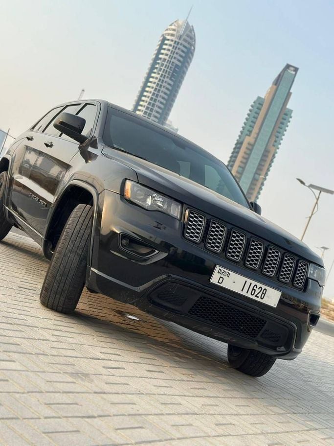 Jeep Grand Cherokee IV (WK2) Facelift, 2020 sport suv 5 dr. for rent in Dubai by more rent a car, black color | AUTO.AE