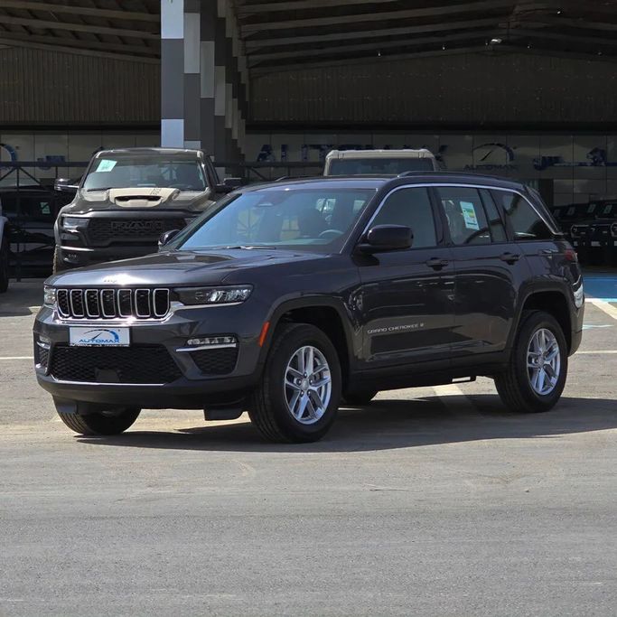Новый Jeep Grand Cherokee V (WL), 5.7 л, 2024 в Дубае от Auto Max Group Серый цвет. GCC | AUTO.AE