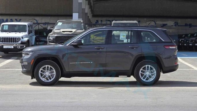 Новый Jeep Grand Cherokee V (WL), 5.7 л, 2024 в Дубае от Auto Max Group Серый цвет. GCC | AUTO.AE