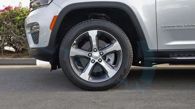 New Jeep Grand Cherokee V (WL), 3.6 l, 2025 in Dubai by Auto Max Group, White color. GCC Specs | AUTO.AE