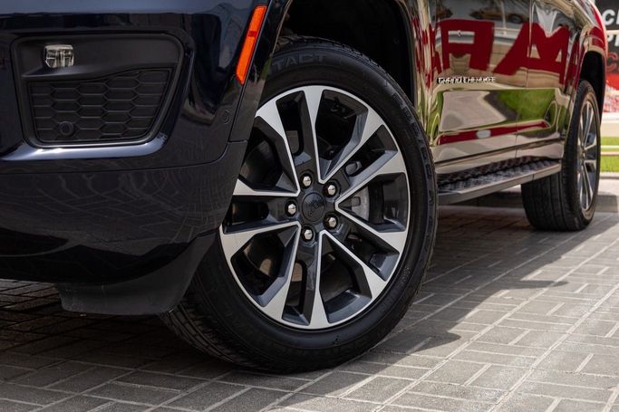 Подержанный Jeep Grand Cherokee L V (WL), 3.6 л, 2023 в Дубае от Linda Cars Черный цвет. GCC | AUTO.AE