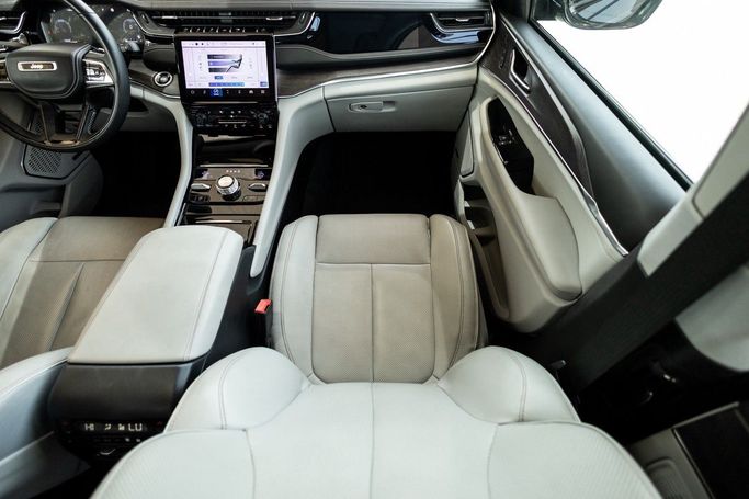 Подержанный Jeep Grand Cherokee L V (WL), 3.6 л, 2023 в Дубае от Linda Cars Черный цвет. GCC | AUTO.AE