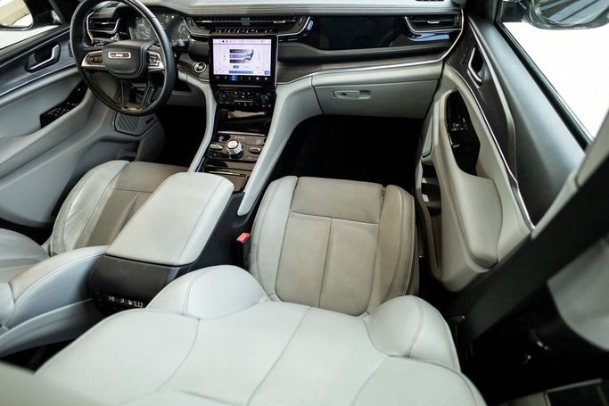 Подержанный Jeep Grand Cherokee L V (WL), 3.6 л, 2023 в Дубае от Linda Cars Черный цвет. GCC | AUTO.AE