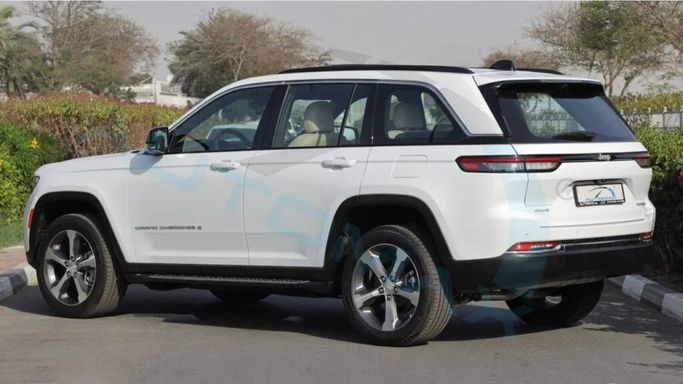 Новый Jeep Grand Cherokee L V (WL), 3.6 л, 2025 в Дубае от Auto Max Group Белый цвет. GCC | AUTO.AE
