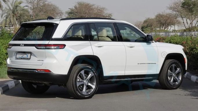 Новый Jeep Grand Cherokee L V (WL), 3.6 л, 2025 в Дубае от Auto Max Group Белый цвет. GCC | AUTO.AE