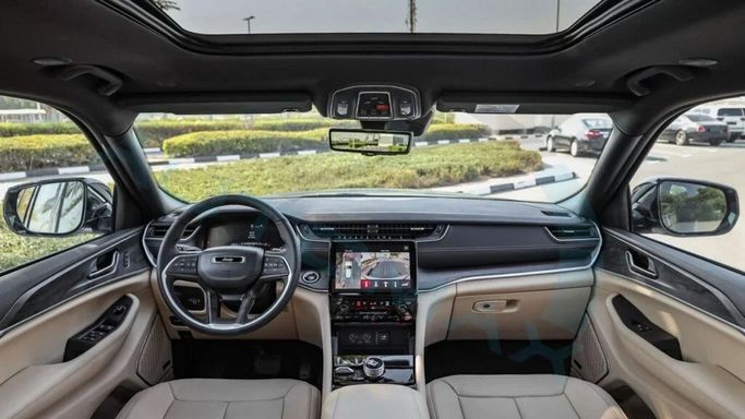 Новый Jeep Grand Cherokee V (WL), 3.6 л, 2025 в Дубае от Auto Max Group Белый цвет. GCC | AUTO.AE