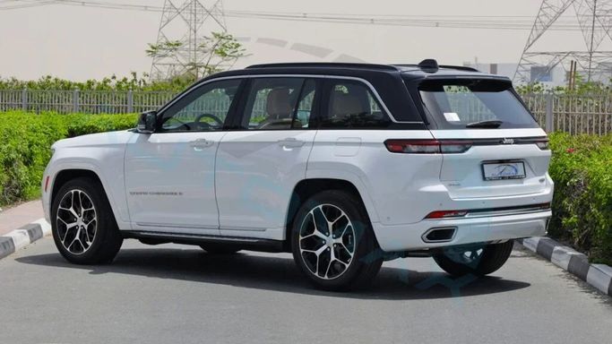 Новый Jeep Grand Cherokee L V (WL), 3.6 л, 2025 в Дубае от Auto Max Group Белый цвет. GCC | AUTO.AE