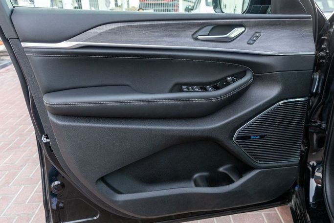 New Jeep Grand Cherokee V (WL), 3.6 l, 2023 in Dubai by Albustanji Motors FZCO, Black color.  | AUTO.AE