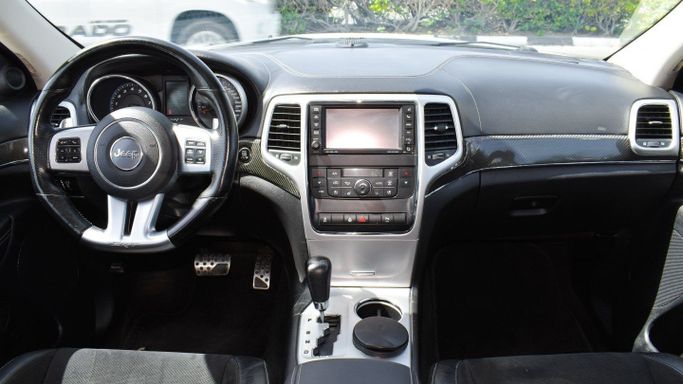 Подержанный Jeep Grand Cherokee IV (WK2) Рестайлинг, 5.7 л, 2013 в Дубае от Al Falasi Motors Белый цвет. GCC | AUTO.AE