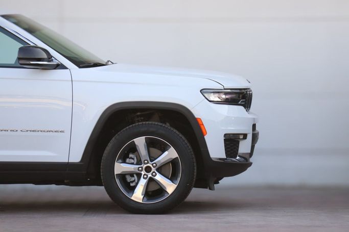 Новый Jeep Grand Cherokee L V (WL), 3.6 л, 2021 в Дубае от Atlantic Motors FZCO Белый цвет. GCC | AUTO.AE