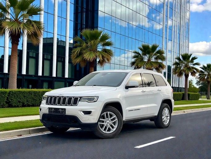 مستعملة Jeep Grand Cherokee عملية فيس ليفت IV (WK2), 3.6 l, 2017 في في دبي من INFINITY DRIVE، اللون أبيض. مواصفات الخليج | AUTO.AE