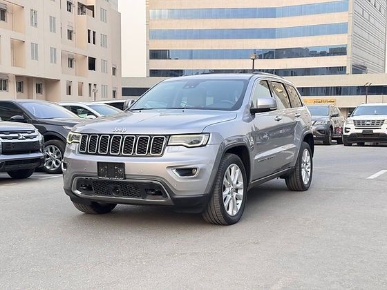 مستعملة Jeep Grand Cherokee عملية فيس ليفت IV (WK2), 3.6 l, 2017 في في دبي من DEVA CARS، اللون فضي. مواصفات الخليج | AUTO.AE | إعلان #245946