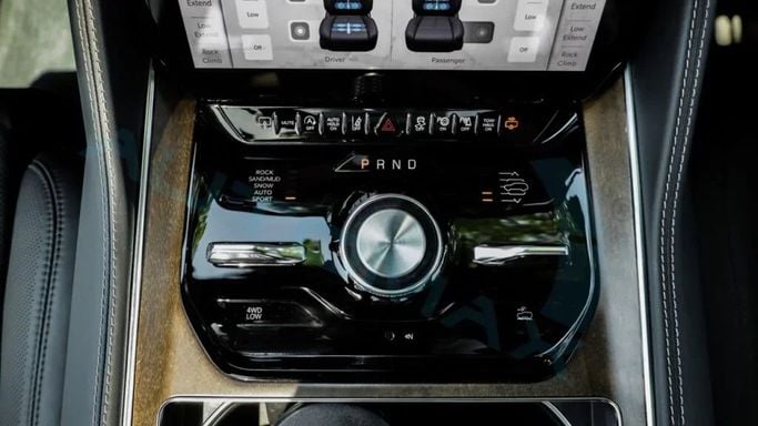 Новый Jeep Wagoneer Grand WS, 3.0 л, 2023 в Дубае от Auto Max Group Белый цвет. GCC | AUTO.AE