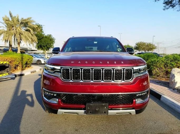 Подержанный Jeep Wagoneer Grand WS, 3.0 л, 2024 в Дубае от Space Motors Красный цвет. Американская | AUTO.AE