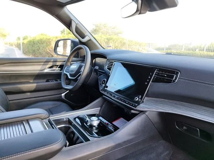 Подержанный Jeep Wagoneer Grand WS, 3.0 л, 2024 в Дубае от Space Motors Красный цвет. Американская | AUTO.AE