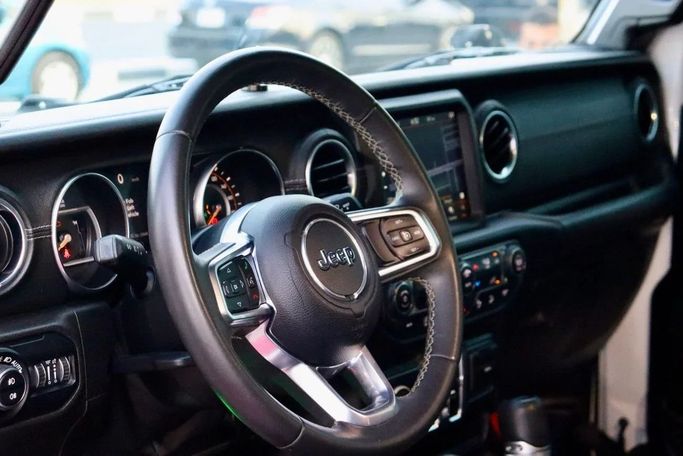 Подержанный Jeep Wrangler IV (JL), 3.6 л, 2019 в Дубае от Dresden Motors Белый цвет. GCC | AUTO.AE