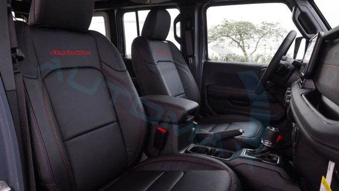 Новый Jeep Wrangler IV (JL) Рестайлинг, 2.0 л, 2025 в Дубае от Auto Max Group Серебристый цвет. GCC | AUTO.AE