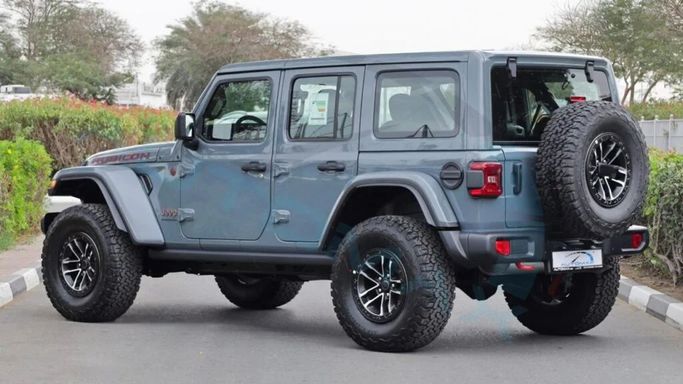 Новый Jeep Wrangler IV (JL) Рестайлинг, 2.0 л, 2025 в Дубае от Auto Max Group Серебристый цвет. GCC | AUTO.AE