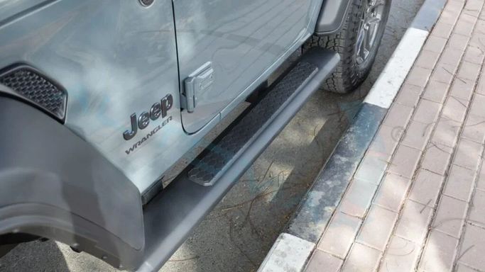Новый Jeep Wrangler IV (JL) Рестайлинг, 2.0 л, 2025 в Дубае от Auto Max Group Серый цвет. GCC | AUTO.AE
