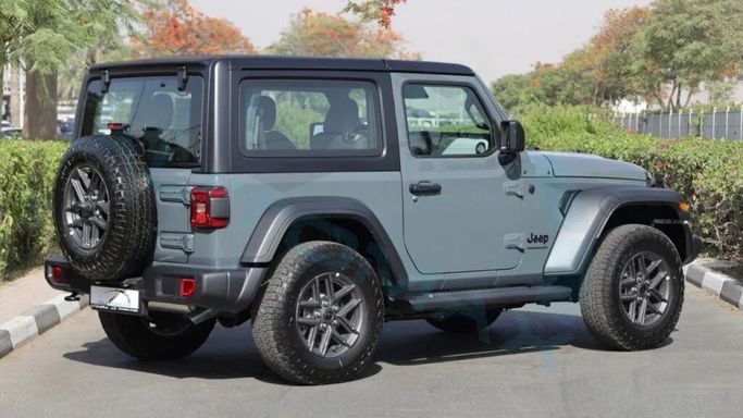 Новый Jeep Wrangler IV (JL) Рестайлинг, 2.0 л, 2025 в Дубае от Auto Max Group Серый цвет. GCC | AUTO.AE
