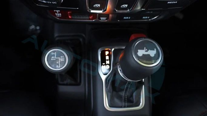 Новый Jeep Wrangler IV (JL) Рестайлинг, 2.0 л, 2025 в Дубае от Auto Max Group Серый цвет. GCC | AUTO.AE